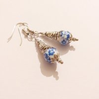 Красиви обеци с ръчно рисувани порцеланови мъниста в синьо и сребристи орнаменти, снимка 4 - Обеци - 27319834