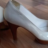 ВЕЛИКДЕНСКО НАМАЛЕНИЕ: Бели лачени обувки на висок ток , снимка 4 - Дамски обувки на ток - 32730426