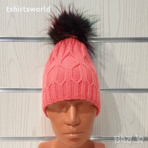 Нова зимна дамска шапка в цвят корал с шарен помпон/пух, снимка 2 - Шапки - 35479338