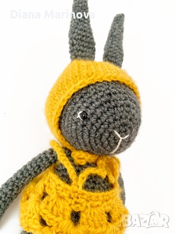 Зайче с шапка, детска играчка ръчна изработка, плетени играчки, подарък за дете, плетено зайче, снимка 2 - Плюшени играчки - 43143529