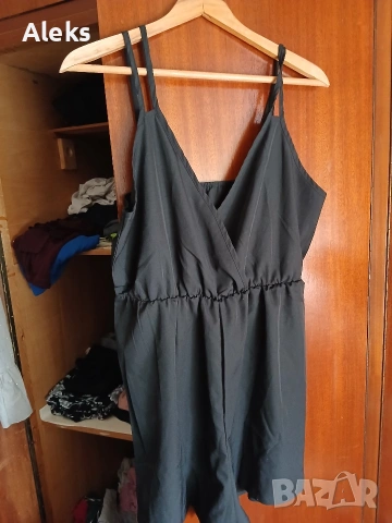 Летен гащеризон с дълбоко деколте 