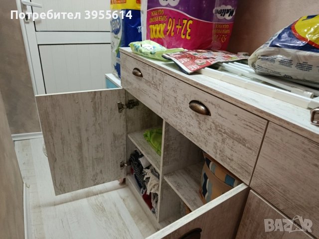 Продавам чисто нов скрин с три вратички и три шкафчета , снимка 4 - Скринове - 52035464