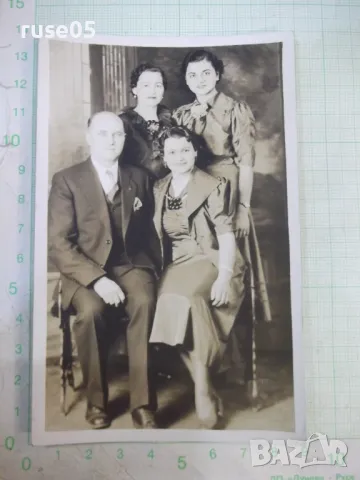 Снимка стара на господин с три дами