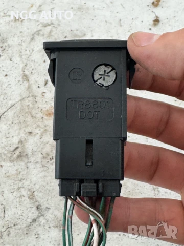 Бутон аварийни светлини Toyota RAV4 I (1996-2000) OEM TR8801, снимка 2 - Части - 51398413