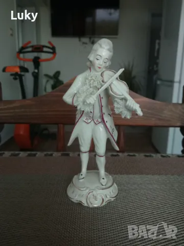 Прекрасна статуетка-Порцелан.