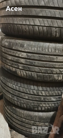 Четири летни гуми с размер 225/55/17.  Еднакви като шарка и размер, двете са Continental, другите дв