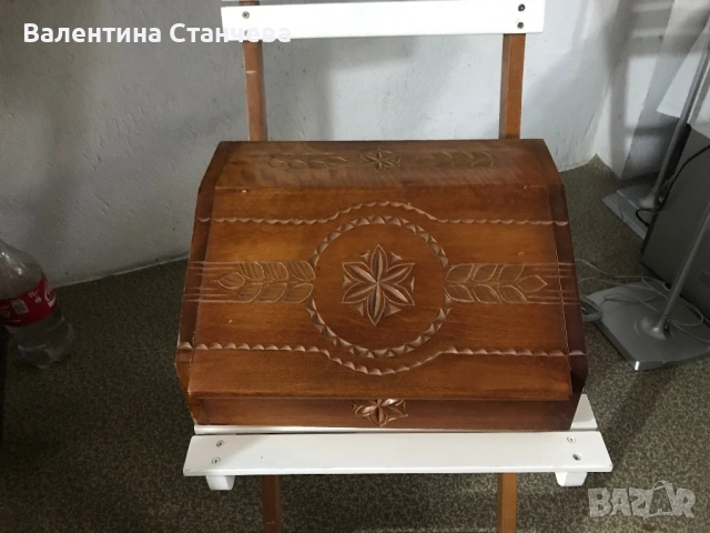 Дървена хлебна кутия с красиви резбовани декорации. Кутията е с правоъгълна форма и е изработена от , снимка 2 - Кутии за съхранение - 52616595