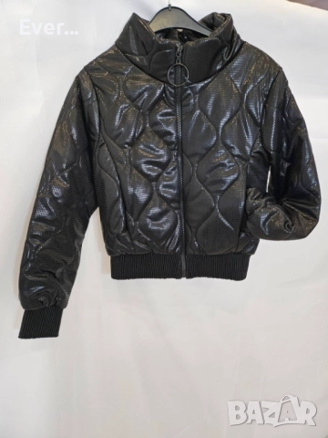 Черно дамско яке с лъсакав ефект