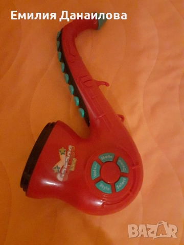 Продавам детски саксофон.
