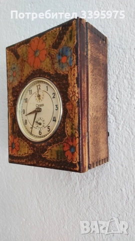 Винтидж механичен часовник ”София” в дървена кутия
