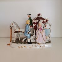 Порцелан Capodimonte - Карета с два коня, кочияш, дама и лакей, снимка 1 - Антикварни и старинни предмети - 43088775