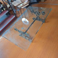 холна маса с желязна основа и стъклен плот, снимка 1 - Маси - 43745754