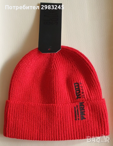 Червена зимна шапка с надпис, снимка 1
