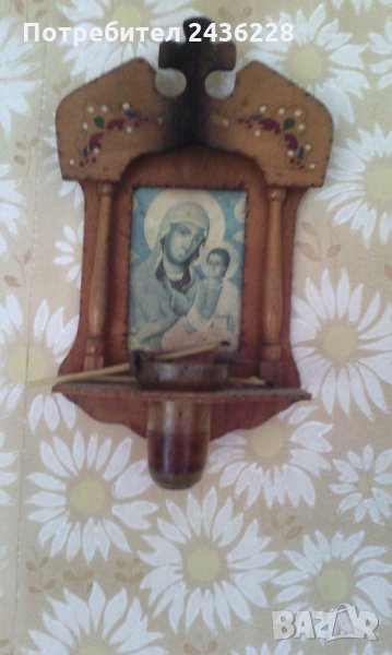 Чудотворна икона Света Богородица с младенец. Старинен дървен иконостас с кандило. Антика., снимка 1