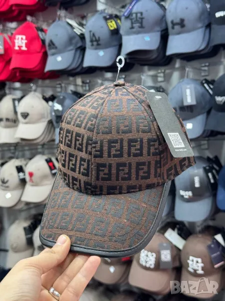 шапка с козирка christian dior  valentino garavani emporio armani celine fendi gucci, снимка 1