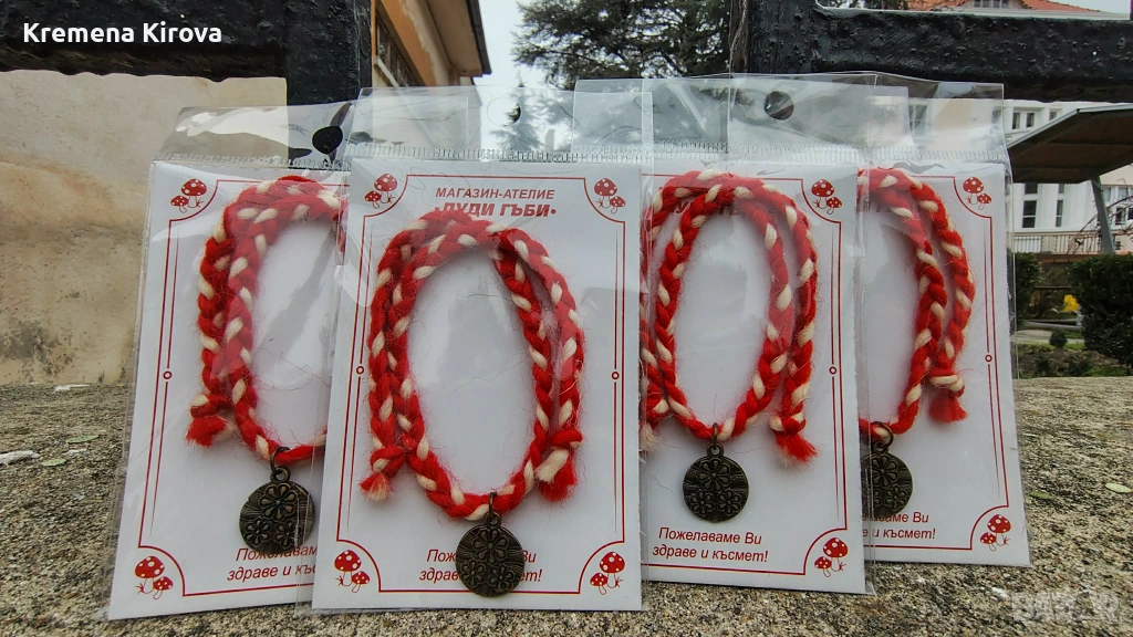 Комплекти от 5 мартеници гривни с цветенца. Ръчна изработка. Бижута Луди гъби., снимка 1