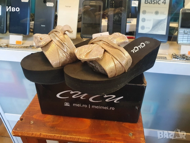 Черни дамски чехли на платформа със златист елемент Чисто нови! Височина 6,5см. Отговарят на 39 номе, снимка 4 - Чехли - 51996177