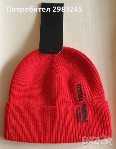 Червена зимна шапка с надпис