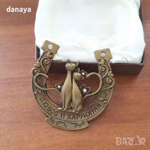 2222 Сувенир подкова с декорация влюбени котки и надпис Любов и хармония, снимка 2 - Статуетки - 53465175