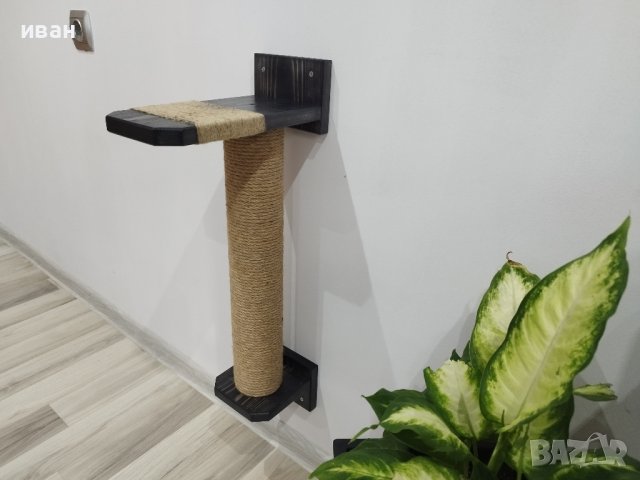 Драскалка за котка на стена 