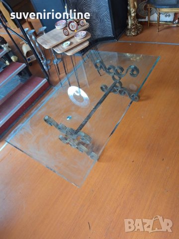 холна маса с желязна основа и стъклен плот