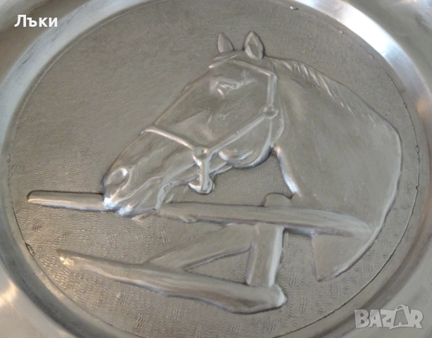 Калаена чиния с изображение на Кон,Конче. , снимка 2 - Антикварни и старинни предмети - 52776813