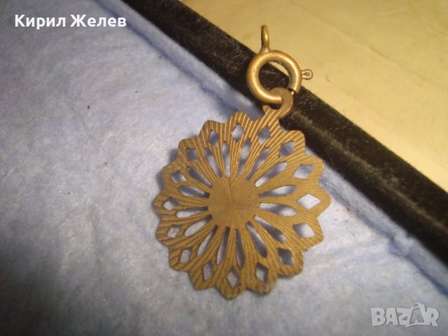 СТАРИНЕН ОРНАМЕНТИРАН АЖУРЕН БРОНЗОВ ПОЗЛАТЕН РЕТРО АРТ МЕДАЛЬОН с РЯДКА БРОНЗОВА КАРАБИНКА 29847