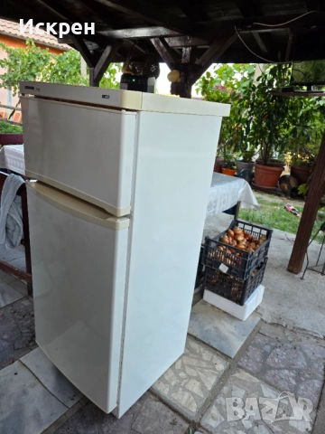 Хладилник Либхер/Liebher с горен фризер