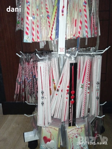 Микс от 700 мартеници с подарък стелаж , снимка 6 - Други - 52674563