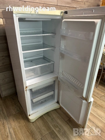 Хладилник с фризер Indesit, снимка 5 - Хладилници - 53078231