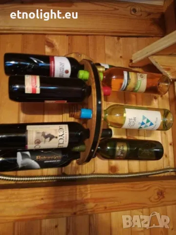 Дървени стенни стойки за бутилки с ръчно изработени колела 