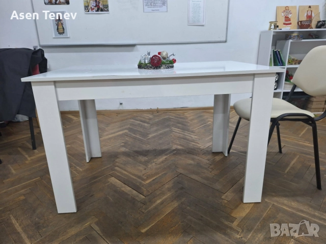 Бяла кухненска маса