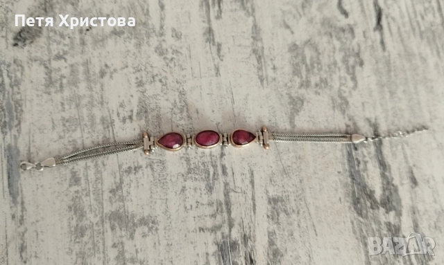 Сребърна гривна с рубини