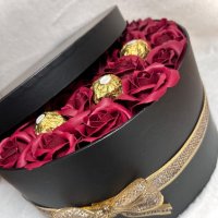 Голяма кутия с вечни рози и бонбони , снимка 1 - Подаръци за жени - 43158619