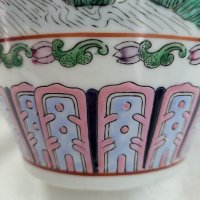 Ръчно рисувана азиатска ваза, произведена в Макао., снимка 10 - Антикварни и старинни предмети - 38100432