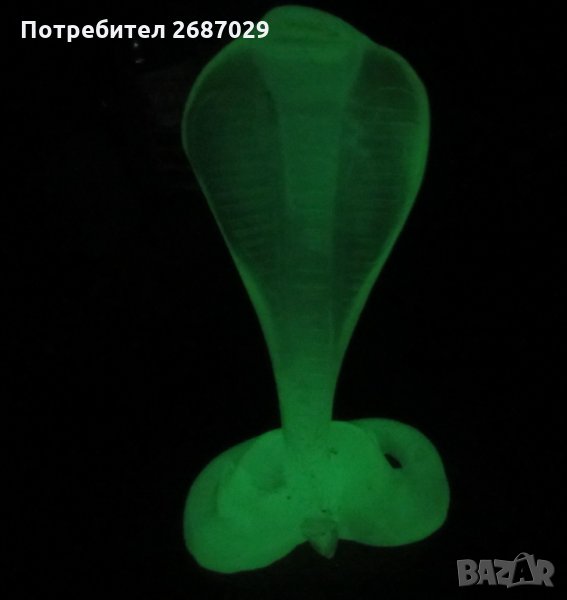 Фосфоресцираща и променяща цвета си змия - кобра фигура пластика статуетка, снимка 1