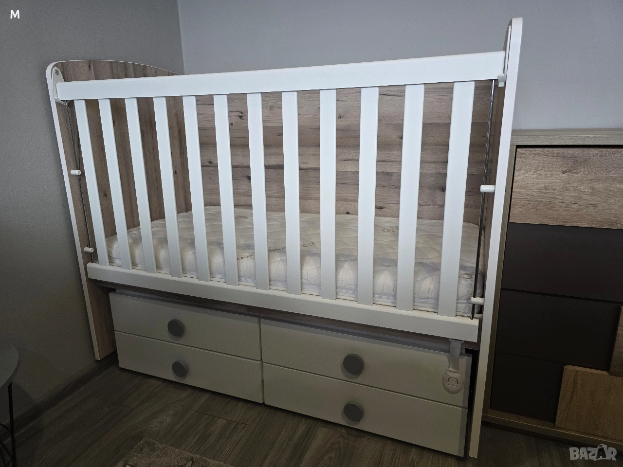 Бебешка кошара / легло с подвижна решетка на три нива в цвят- северен дъб+бял, снимка 1