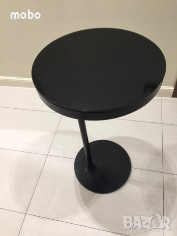 Масичка от масивно дърво , алуминий и стъкло. Цвят в черно. 