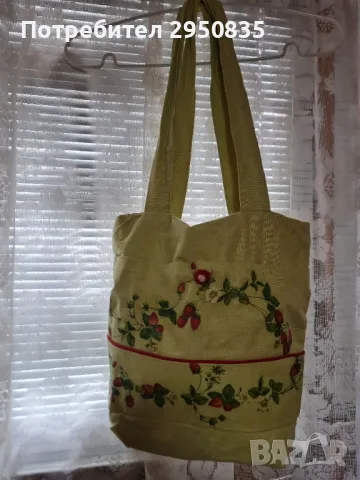 Зелена чанта с апликация на ягоди