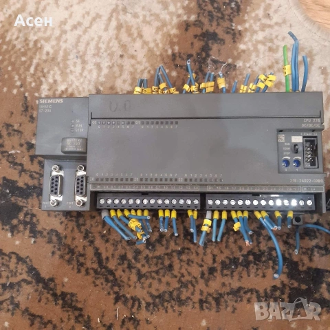 Продавам PLC комплект Siemens SIMATIC S7-200, състоящ се от: