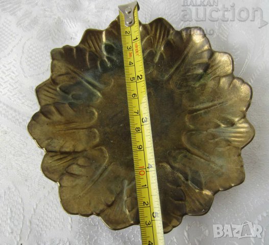 Пепелници и чинии, човек с чадър, чинийки-метал чинийка чиния поднос пепелник месинг бронз мед метал, снимка 4 - Антикварни и старинни предмети - 28883246