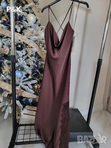 Дълга сатенена рокля с дантела