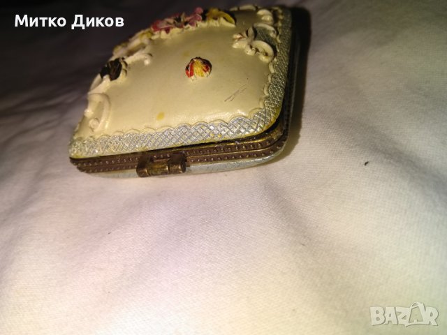 Пудриера около 1920г френска флорален мотив 60х60х35мм-четири камъчета, снимка 10 - Антикварни и старинни предмети - 36617297