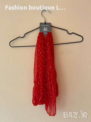 Нов червен шал с етикета със сребърни чертички като десен ❤️