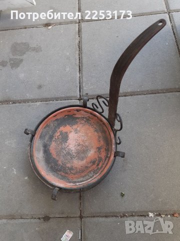 Кована стойка сач със тава глина