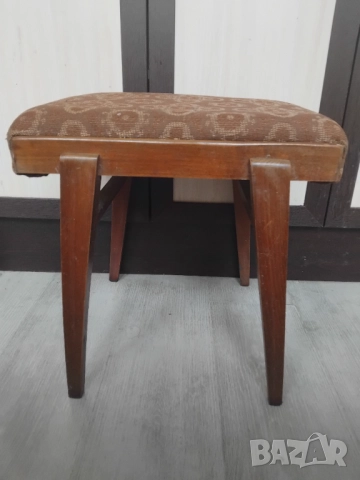 Стара Дървена Табуретка - здрава и стабилна, снимка 2 - Дивани и мека мебел - 52479300