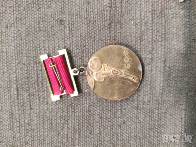 Продавам медал 75 години  БФФ, снимка 2 - Антикварни и старинни предмети - 36692866