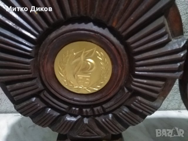 Почетен знак на Левски фи 6см 75 години в дървена рамка с дърворезба Н-315мм и фи 21см, снимка 3 - Футбол - 44105687