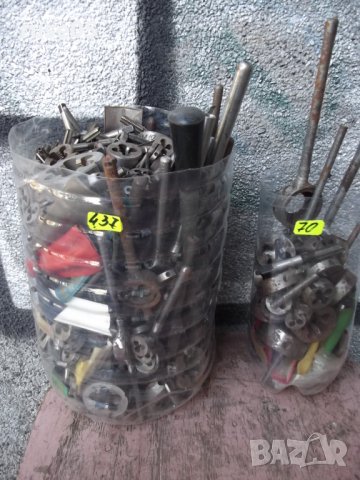 Лот от 507 бр. плашки , метчици и няколко въртока