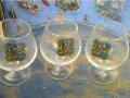 Три стъклени френски чаши със столчета за коняк или вино със сцени от приготовлението на виното